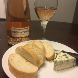 Baguette, formage et rosé